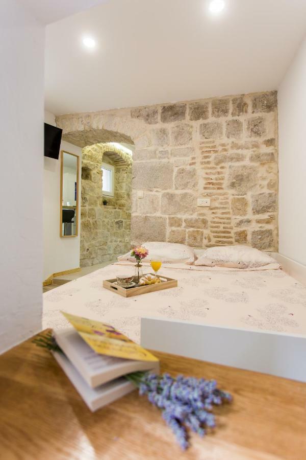 Studio Apartman "Brce" Каштела Экстерьер фото