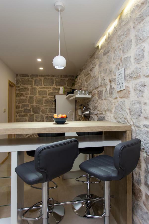 Studio Apartman "Brce" Каштела Экстерьер фото