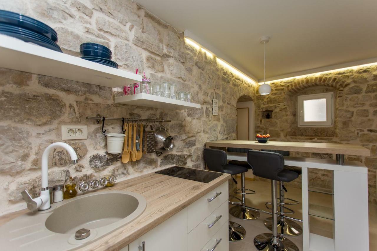Studio Apartman "Brce" Каштела Экстерьер фото
