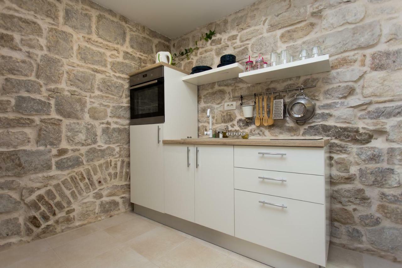 Studio Apartman "Brce" Каштела Экстерьер фото