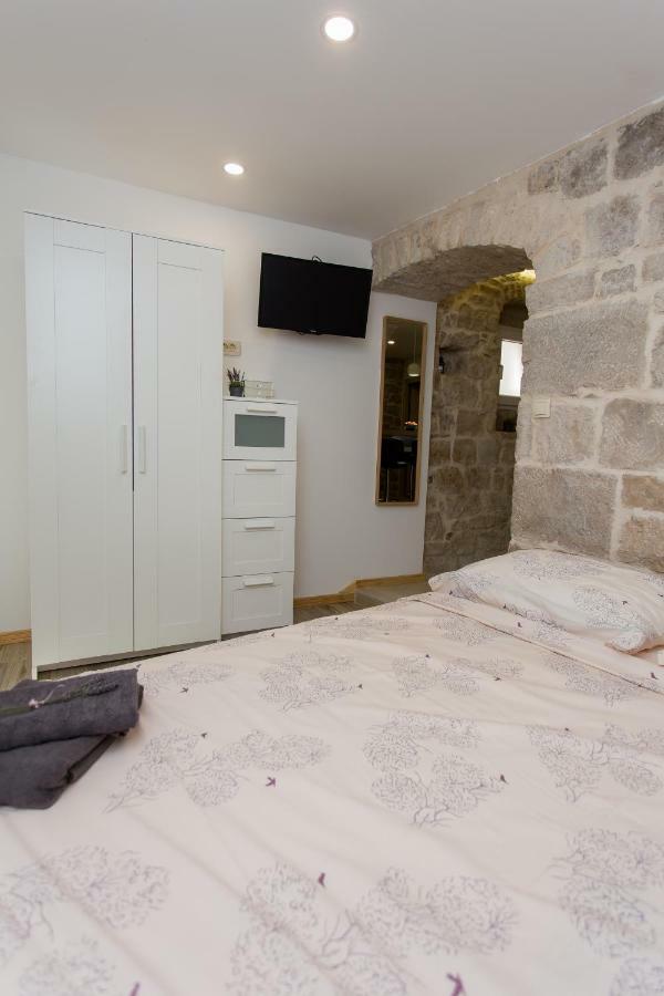 Studio Apartman "Brce" Каштела Экстерьер фото
