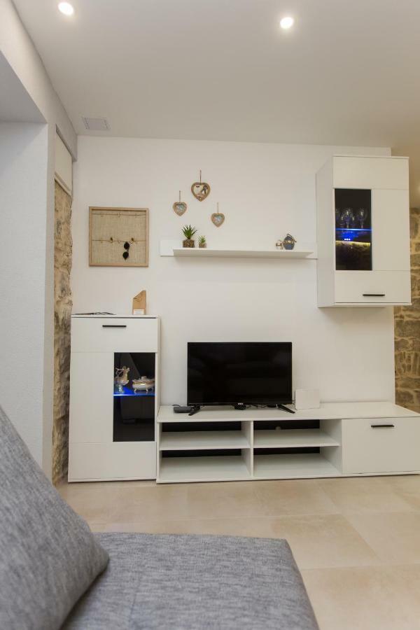 Studio Apartman "Brce" Каштела Экстерьер фото