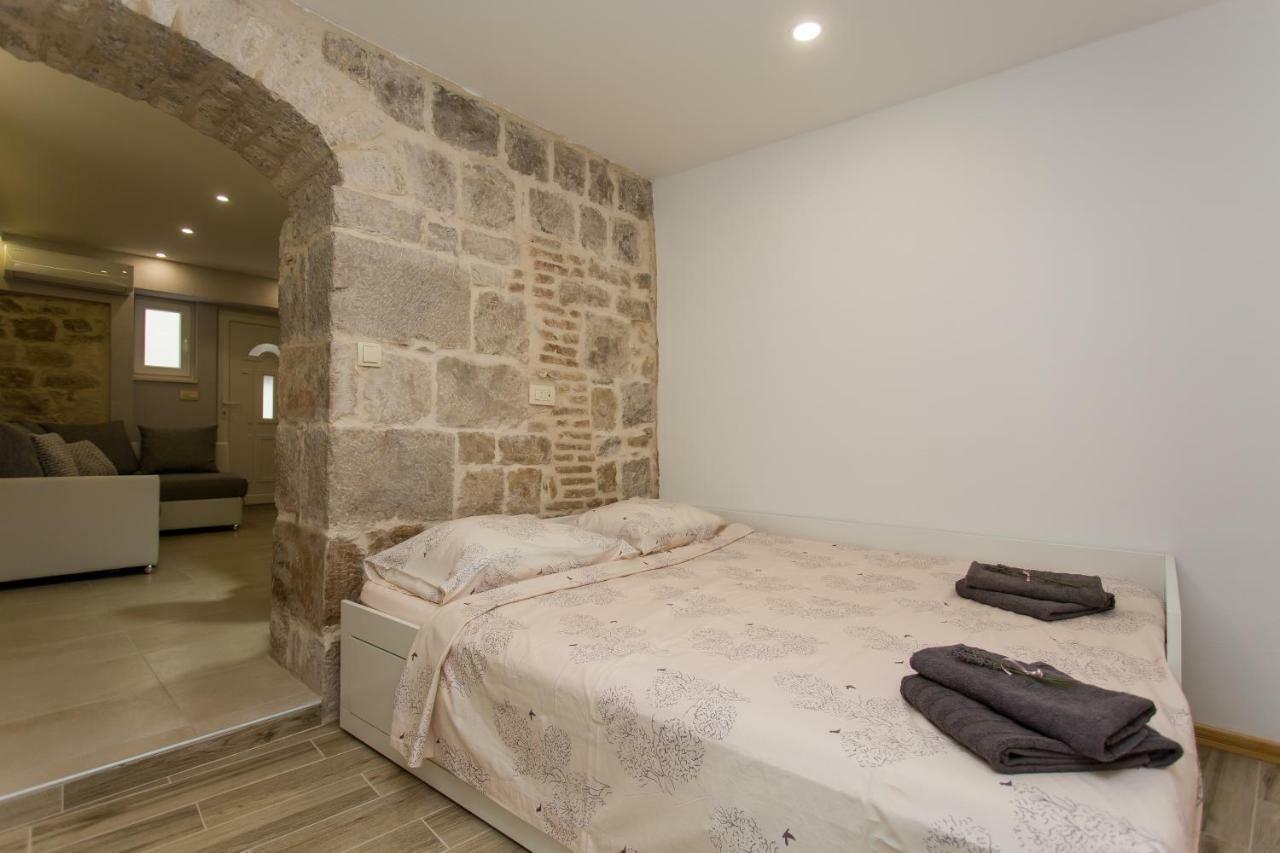 Studio Apartman "Brce" Каштела Экстерьер фото