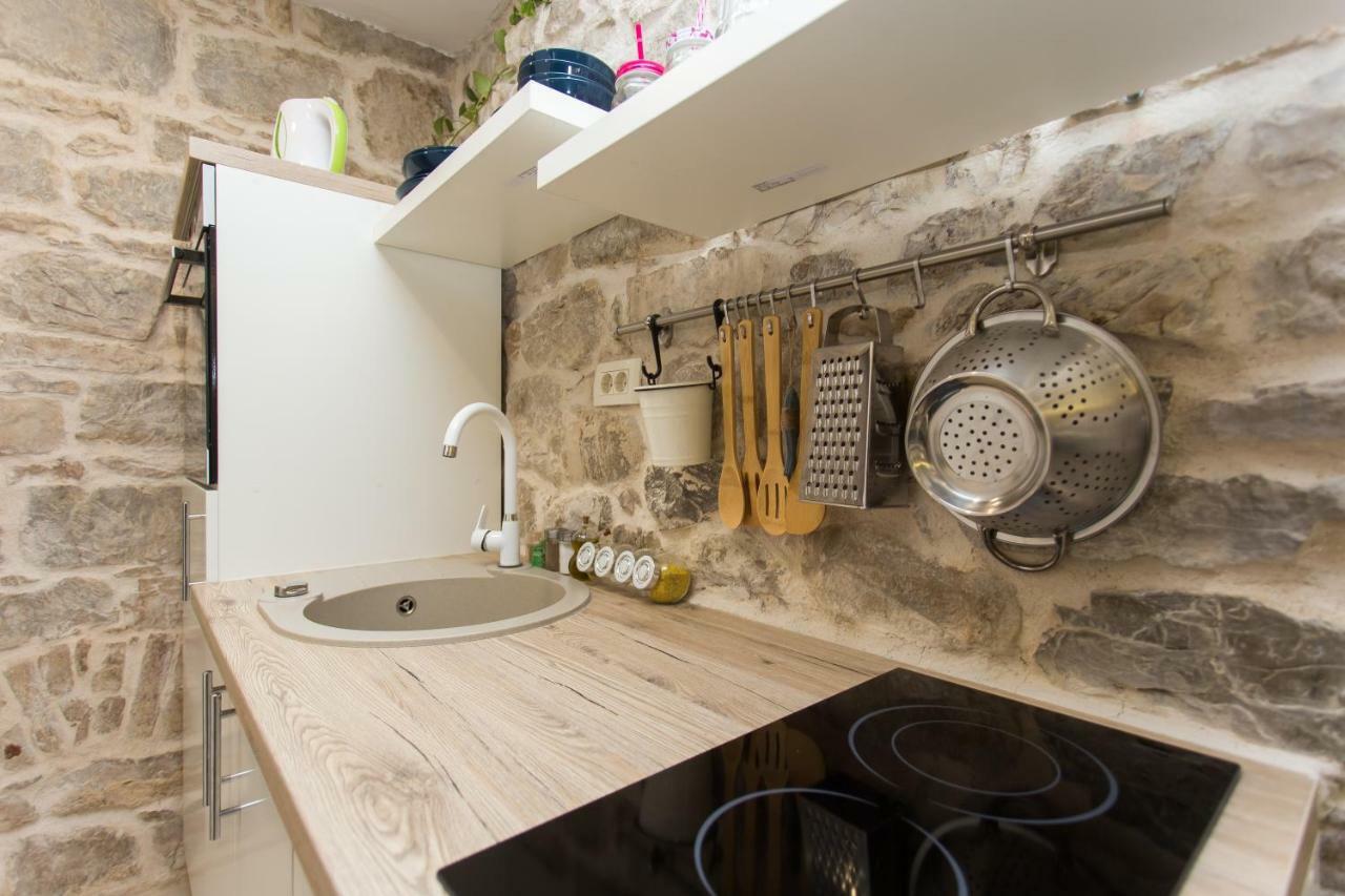 Studio Apartman "Brce" Каштела Экстерьер фото